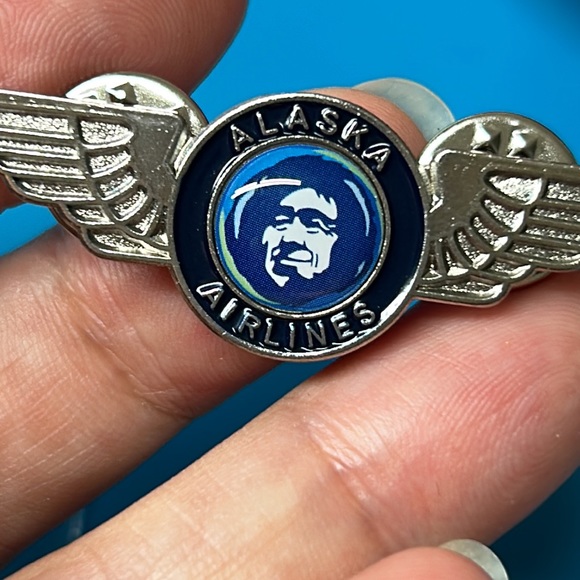 🖤ALASKA AIRLINES lapel pin - Picture 3 of 8